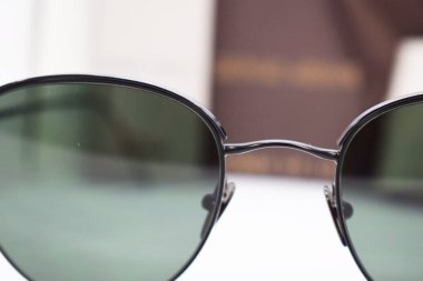 Lüks erkek kıyafetleri ve farklı malzemeler.