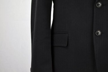 Lüks erkek kıyafetleri ve farklı malzemeler.