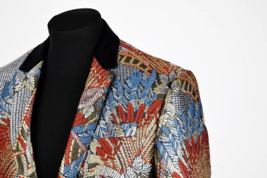 Lüks erkek kıyafetleri ve farklı malzemeler.