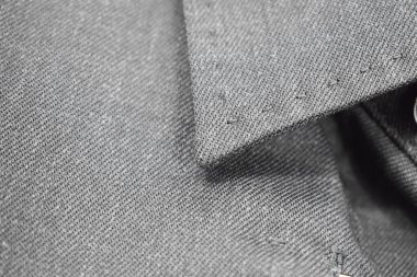 Lüks erkek kıyafetleri ve farklı malzemeler.