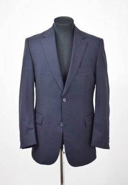 Lüks erkek kıyafetleri ve farklı malzemeler.