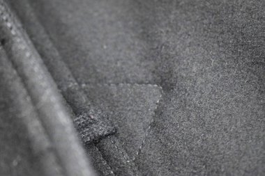 Lüks erkek kıyafetleri ve farklı malzemeler.