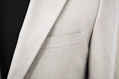 Lüks erkek kıyafetleri ve farklı malzemeler.