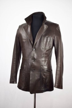 Lüks erkek kıyafetleri ve farklı malzemeler.