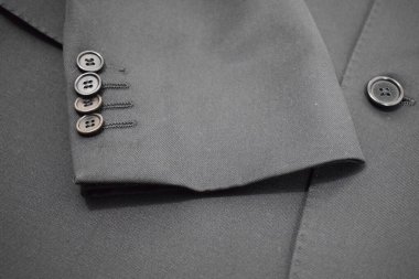 Lüks erkek kıyafetleri ve farklı malzemeler.