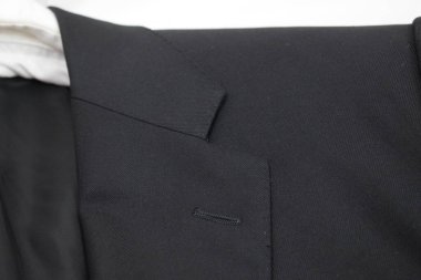 Lüks erkek kıyafetleri ve farklı malzemeler.