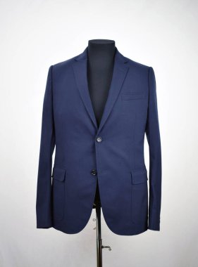 Lüks erkek kıyafetleri ve farklı malzemeler.