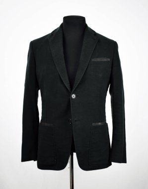 Lüks erkek kıyafetleri ve farklı malzemeler.