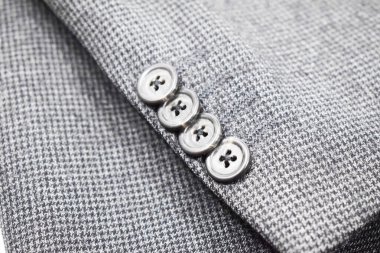 Lüks erkek kıyafetleri ve farklı malzemeler.