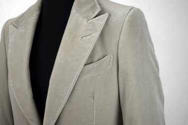 Lüks erkek kıyafetleri ve farklı malzemeler.