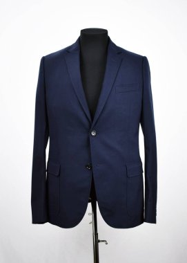 Lüks erkek kıyafetleri ve farklı malzemeler.