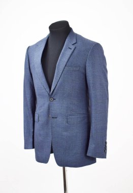 Lüks erkek kıyafetleri ve farklı malzemeler.