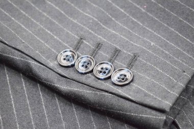 Lüks erkek kıyafetleri ve farklı malzemeler.