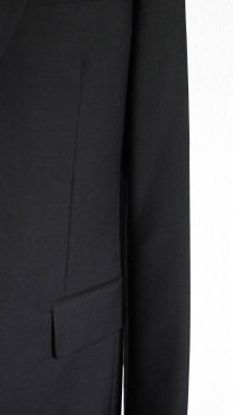 Lüks erkek kıyafetleri ve farklı malzemeler.