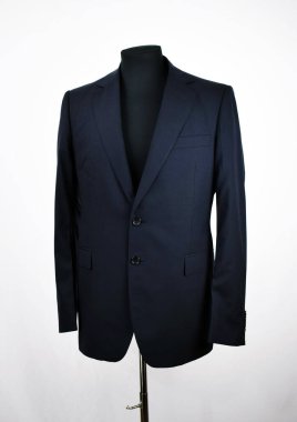 Lüks erkek kıyafetleri ve farklı malzemeler.