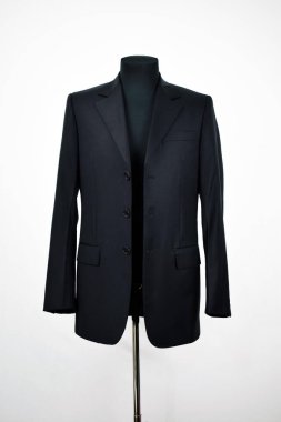 Lüks erkek kıyafetleri ve farklı malzemeler.