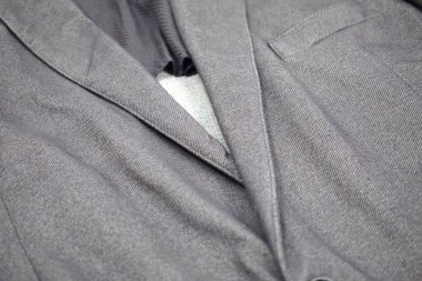 Lüks erkek kıyafetleri ve farklı malzemeler.