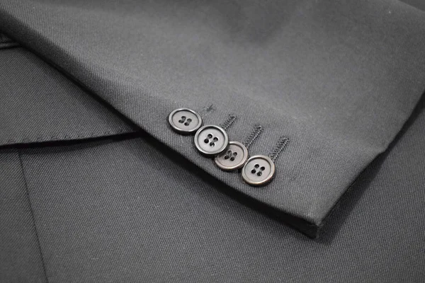 Lüks erkek kıyafetleri ve farklı malzemeler.