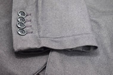 Lüks erkek kıyafetleri ve farklı malzemeler.