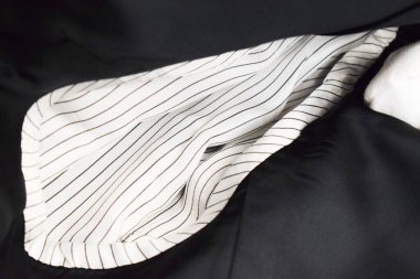 Lüks erkek kıyafetleri ve farklı malzemeler.