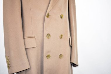 Lüks erkek kıyafetleri ve farklı malzemeler.