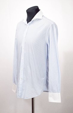 Lüks erkek kıyafetleri ve farklı malzemeler.