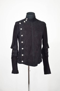 Lüks erkek kıyafetleri ve farklı malzemeler.