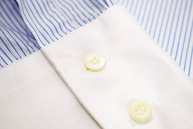 Lüks erkek kıyafetleri ve farklı malzemeler.