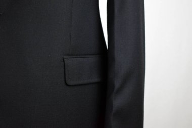 Lüks erkek kıyafetleri ve farklı malzemeler.