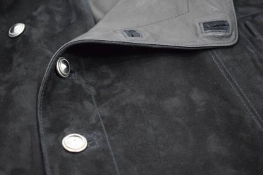 Lüks erkek kıyafetleri ve farklı malzemeler.