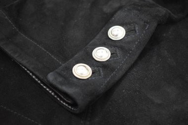 Lüks erkek kıyafetleri ve farklı malzemeler.