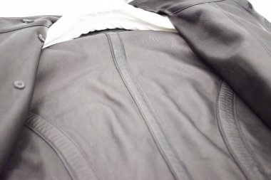 Lüks erkek kıyafetleri ve farklı malzemeler.