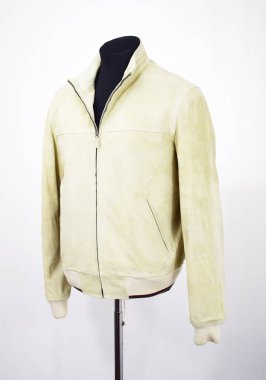 Lüks erkek kıyafetleri ve farklı malzemeler.