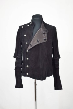 Lüks erkek kıyafetleri ve farklı malzemeler.