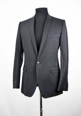 Lüks erkek kıyafetleri ve farklı malzemeler.