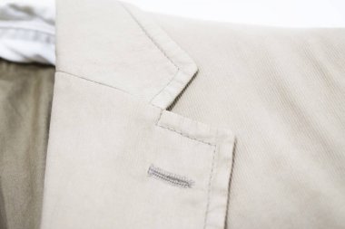 Lüks erkek kıyafetleri ve farklı malzemeler.