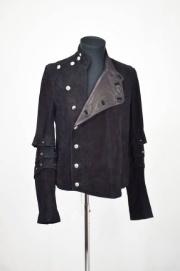 Lüks erkek kıyafetleri ve farklı malzemeler.