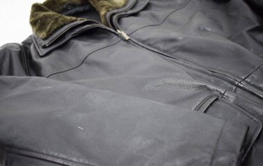 Lüks erkek kıyafetleri ve farklı malzemeler.