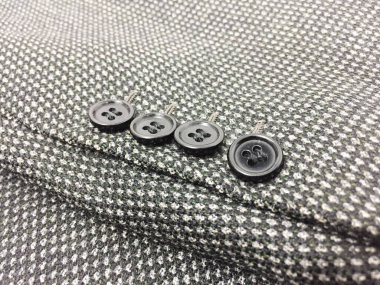 Lüks erkek kıyafetleri ve farklı malzemeler.