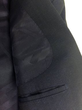 Lüks erkek kıyafetleri ve farklı malzemeler.