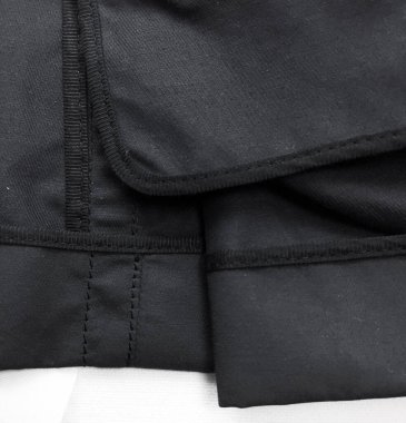 Lüks erkek kıyafetleri ve farklı malzemeler.