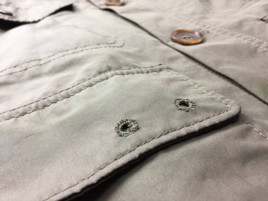 Lüks erkek kıyafetleri ve farklı malzemeler.