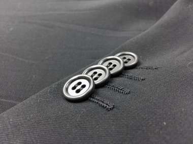 Lüks erkek kıyafetleri ve farklı malzemeler.