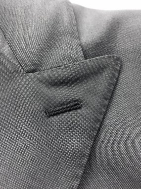 Lüks erkek kıyafetleri ve farklı malzemeler.