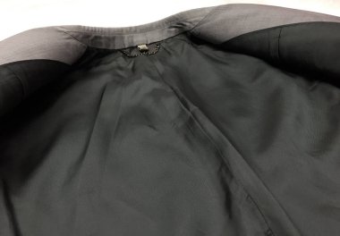 Lüks erkek kıyafetleri ve farklı malzemeler.