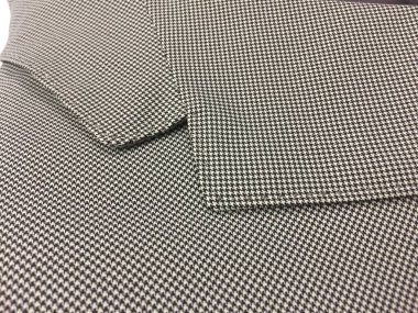 Lüks erkek kıyafetleri ve farklı malzemeler.