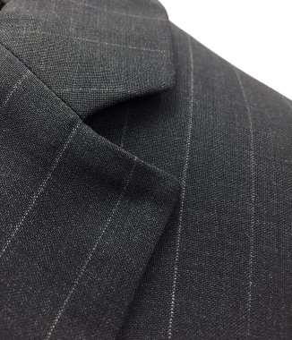 Lüks erkek kıyafetleri ve farklı malzemeler.