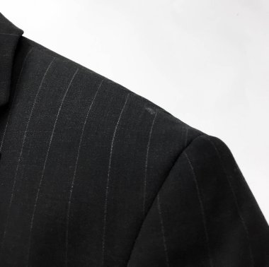 Lüks erkek kıyafetleri ve farklı malzemeler.