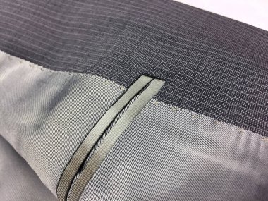 Lüks erkek kıyafetleri ve farklı malzemeler.