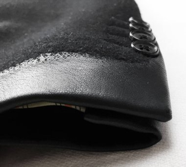 Lüks erkek kıyafetleri ve farklı malzemeler.